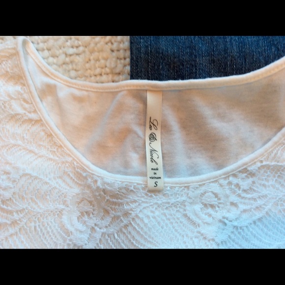 Cream top with delicate crochet design - Picture 2 of 4